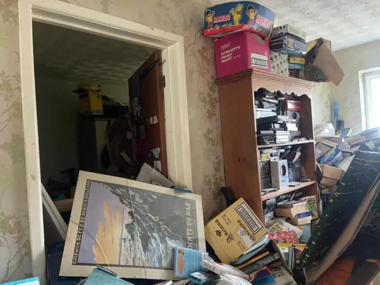 Satışa sunulan müstakil ev dışarıdan normal gözükse de içi korkunç bir sırrı saklıyor