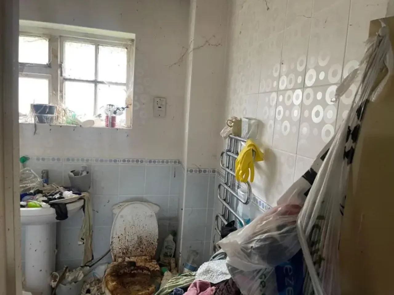 Satışa sunulan müstakil ev dışarıdan normal gözükse de içi korkunç bir sırrı saklıyor