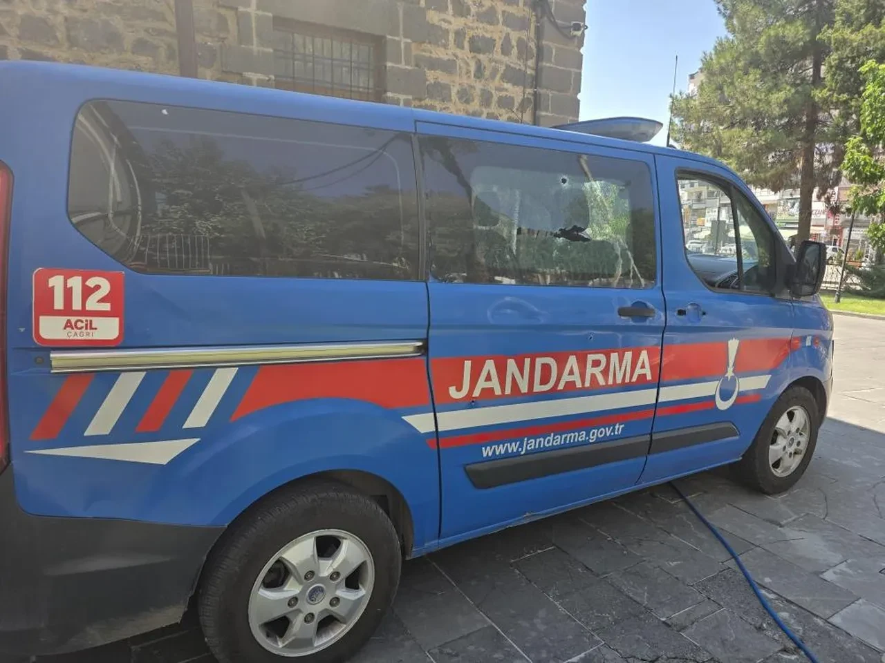 Adliye önünde silahlı saldırı! Jandarmanın yanında kurşun yağdırdılar: Yaralılar var