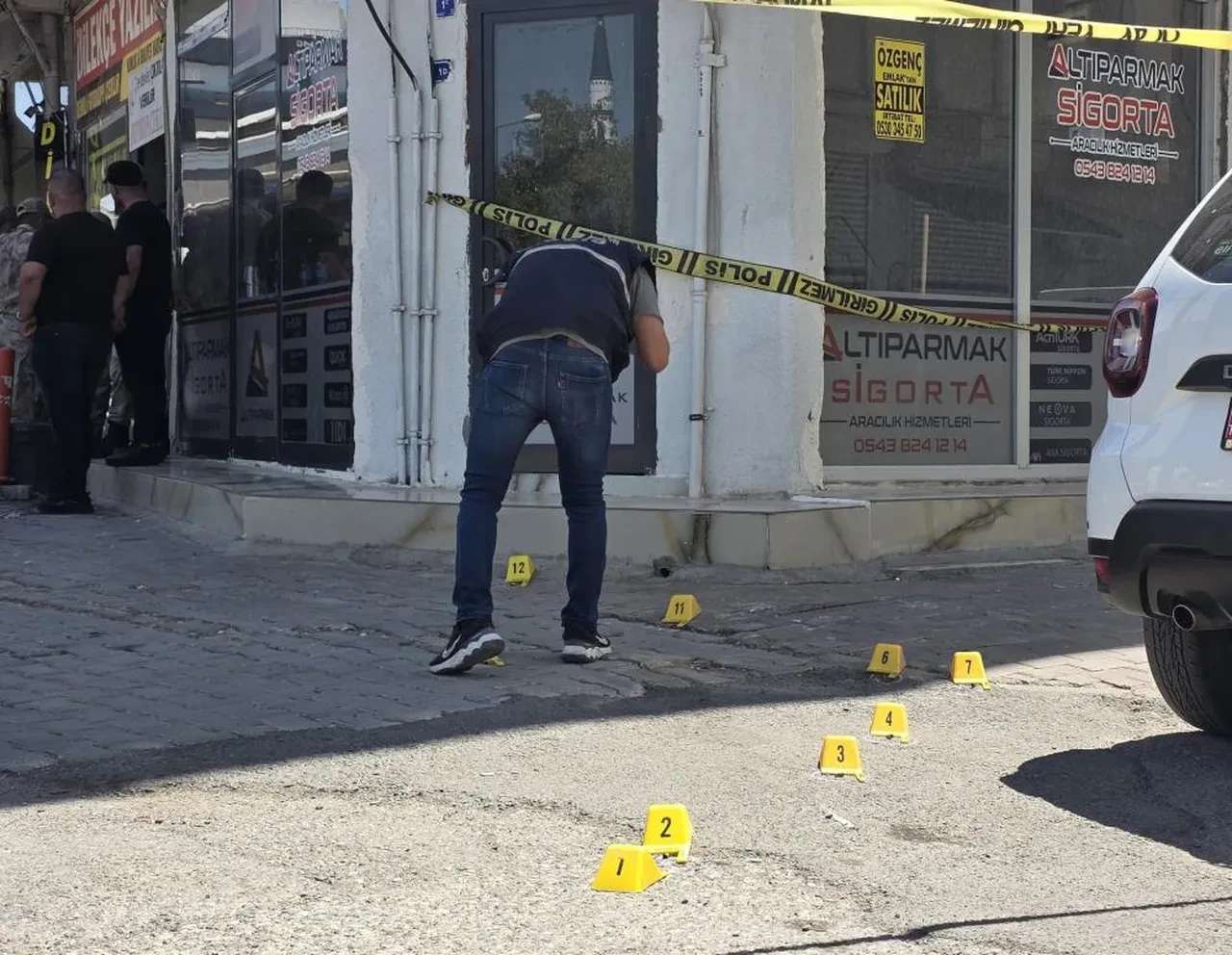 Adliye önünde silahlı saldırı! Jandarmanın yanında kurşun yağdırdılar: Yaralılar var