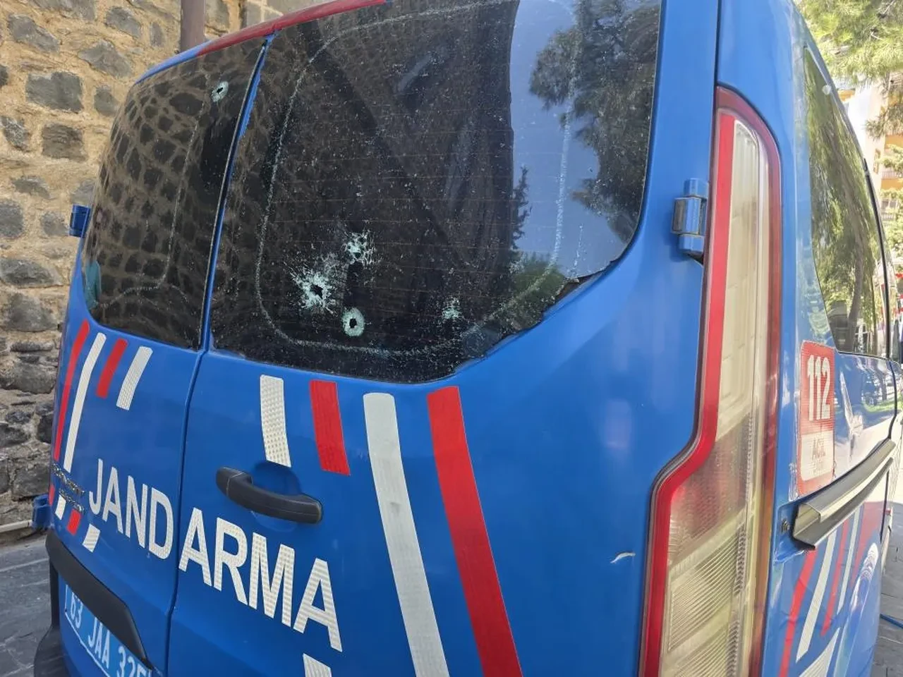 Adliye önünde silahlı saldırı! Jandarmanın yanında kurşun yağdırdılar: Yaralılar var