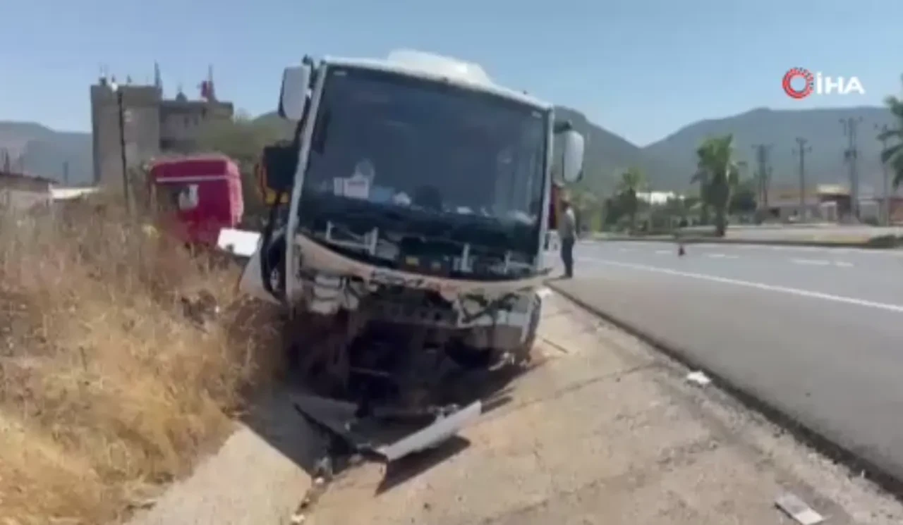 Antalya'da tur otobüsü kaza yaptı! 23 yaralı var