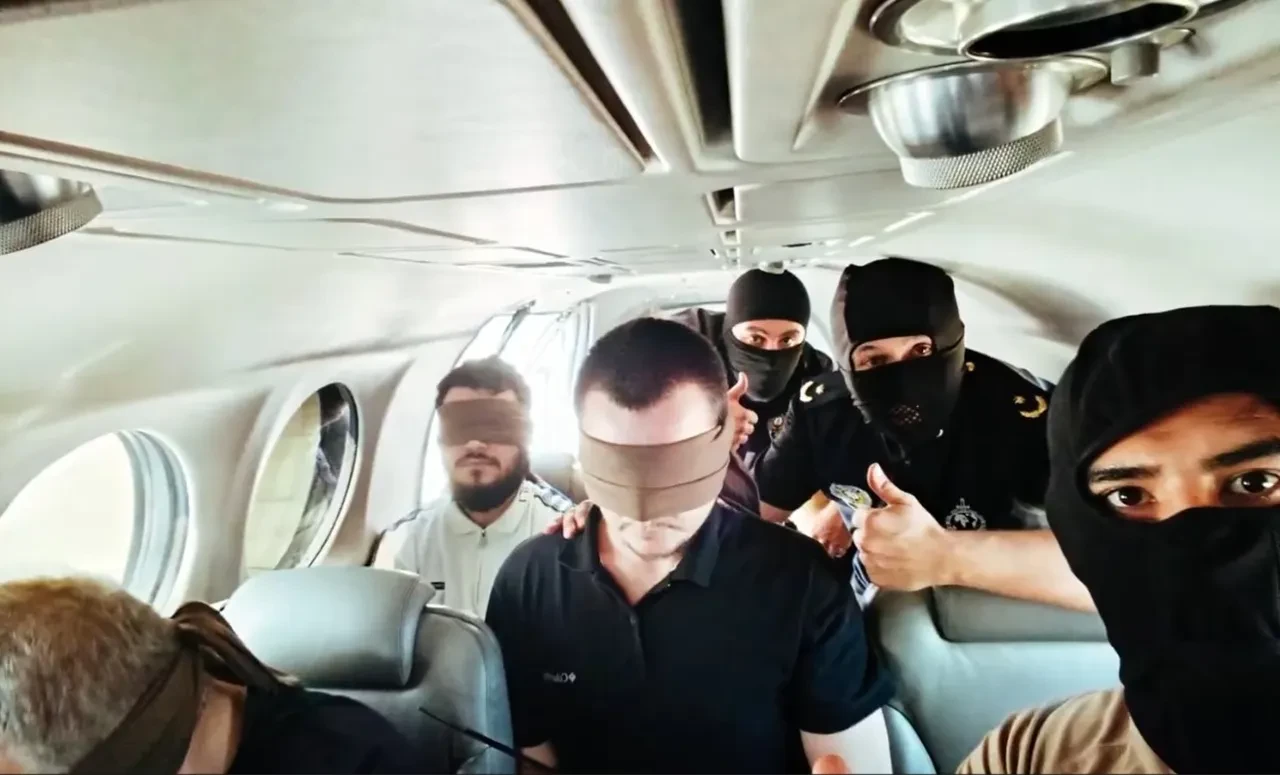 Bakan Yerlikaya duyurdu! Kırmızı bültenle aranan 3 kişi Türkiye'ye getirildi: Aralarında suç örgütü lideri de var