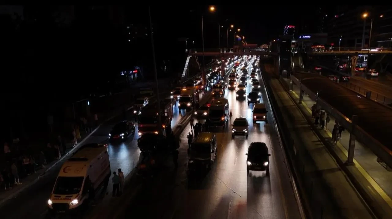 Beylikdüzü E-5'te Makas Kazası: Trafik felç oldu!