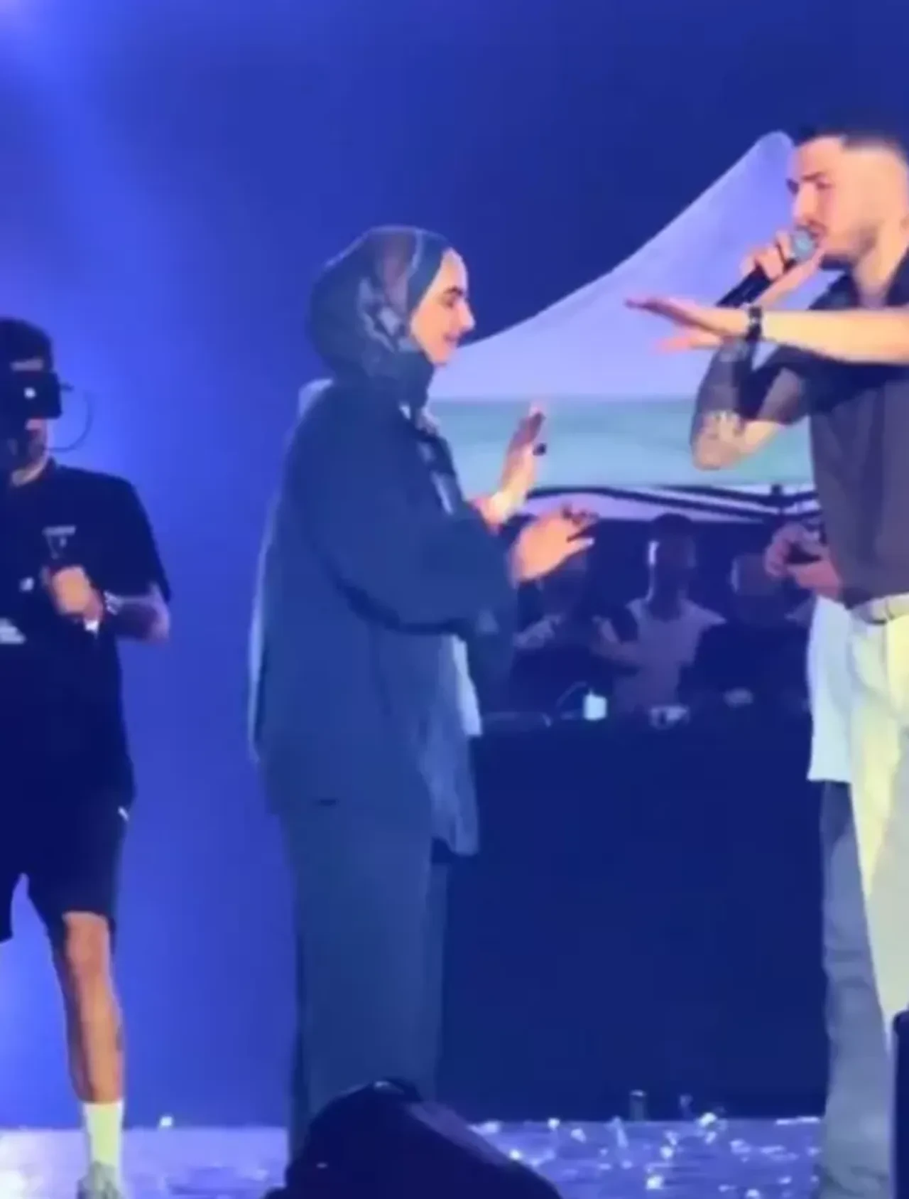 Blok3 konserinde skandal! Evlilik teklifini reddetmesine rağmen zorla yüzük taktılar