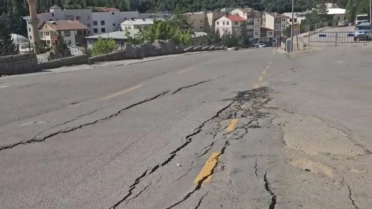 Erzurum'da heyelan ve panik! 70 bina boşaltıldı, bölge alarmda