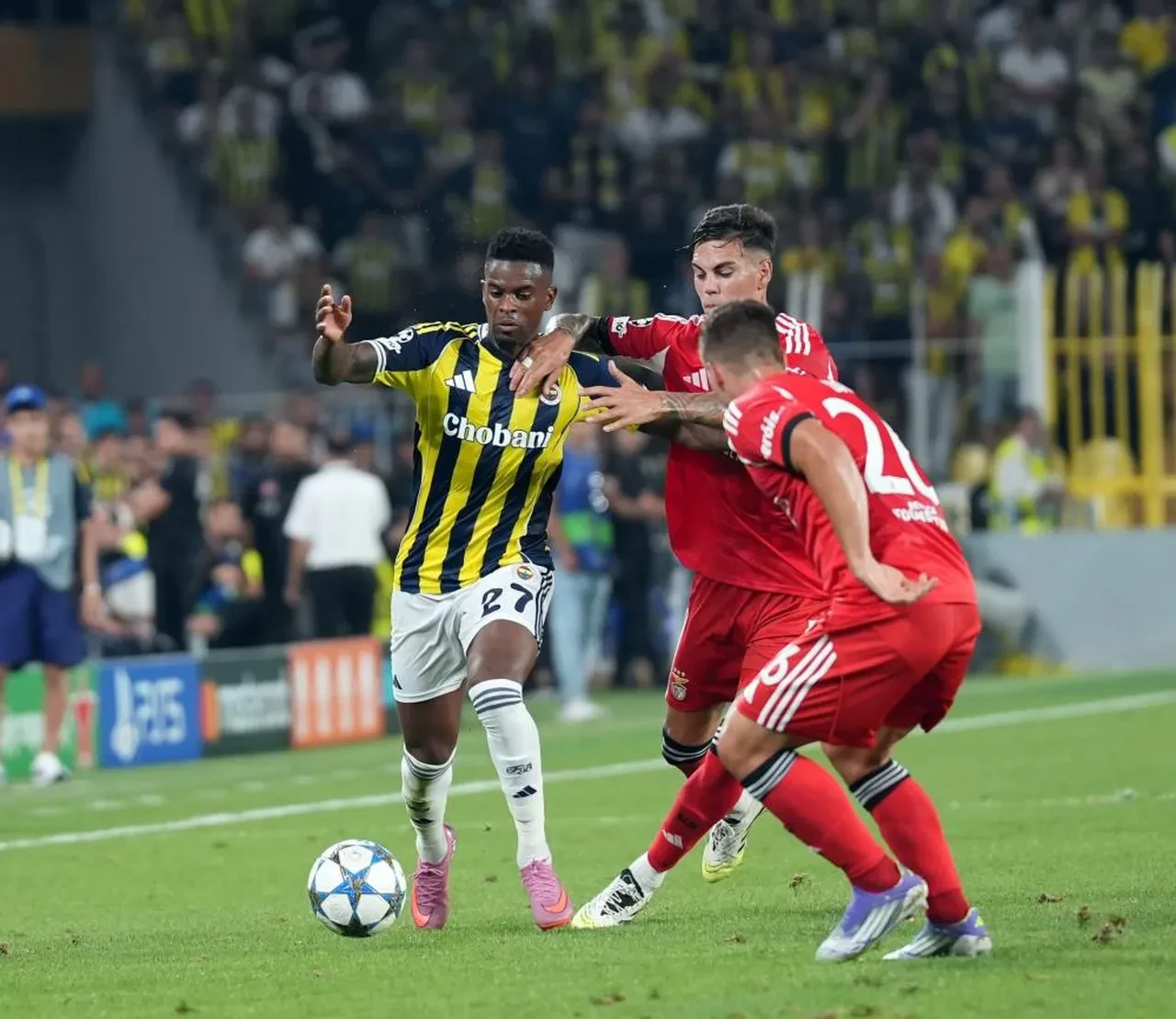 Fenerbahçe Şampiyonlar Ligi play-off ilk maçında Benfica ile golsüz berabere kaldı
