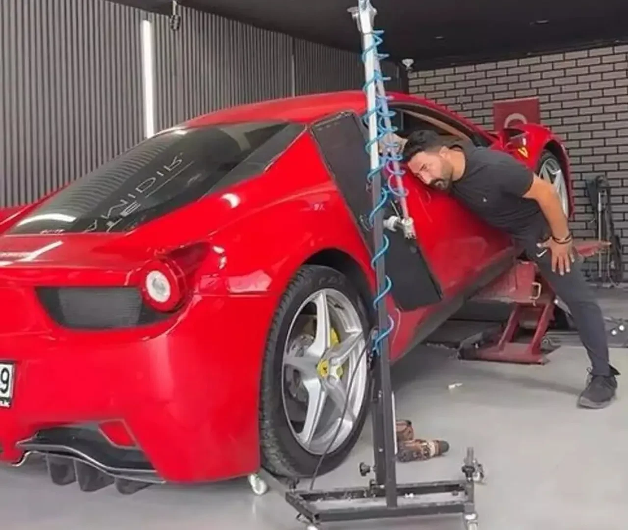 Ferrari'yi test sürüşünde perte çıkarmıştı! Talihsiz usta hurda aracı futbolcuya sattı