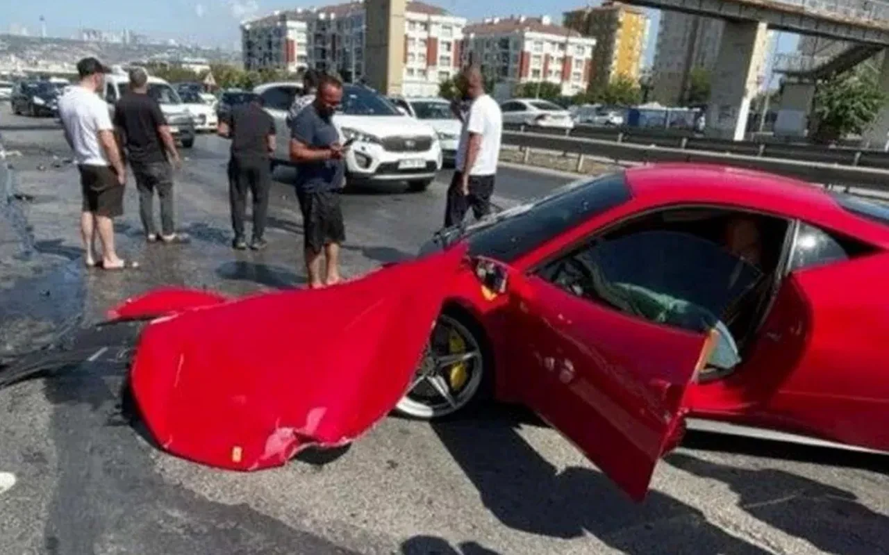 Ferrari'yi test sürüşünde perte çıkarmıştı! Talihsiz usta hurda aracı futbolcuya sattı