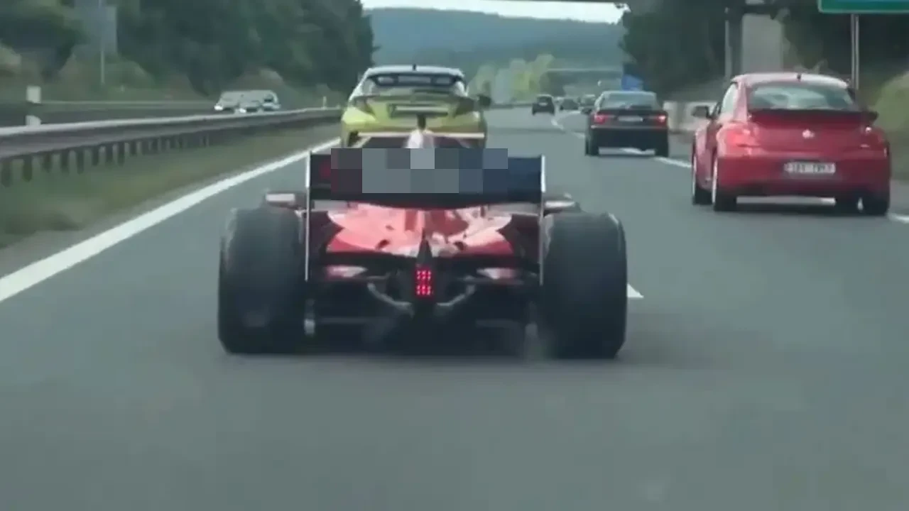 Formula aracıyla şehri birbirine kattı! Polis her yerde sürücüyü arıyor