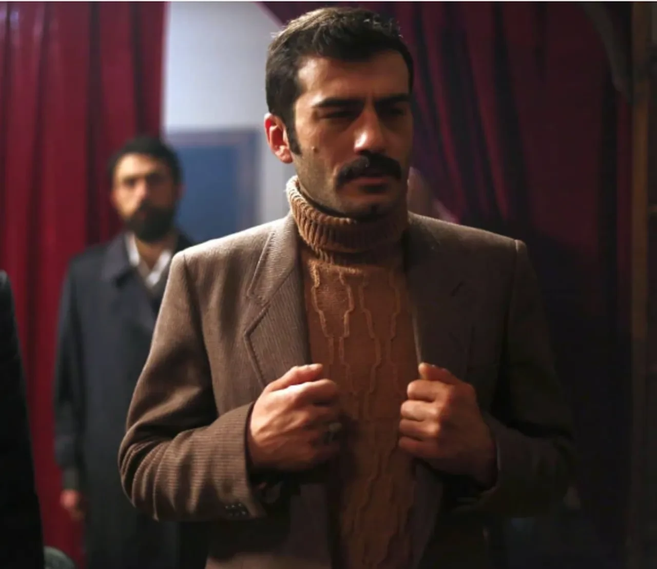 Ufuk Bayraktar 'Ramiz Dayı' rolünden çıkamadı! Mekan bastı, haraç istedi... O anlar kamerada