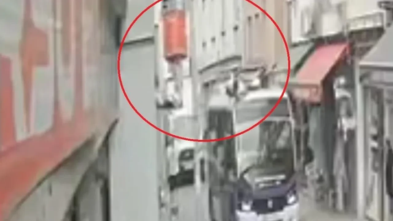 Kameraları ayarlamak istemişti... Metrelerce yükseklikten minibüsün üzerine düştü