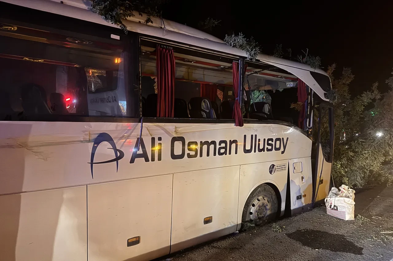 Kayseri'de yolcu otobüsü kaza yaptı: Ölü ve yaralılar var!
