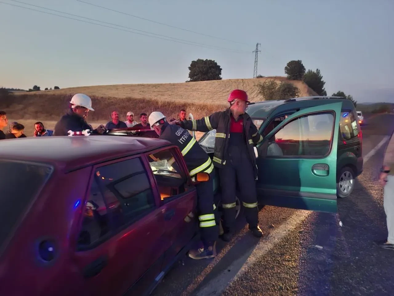Kütahya'da feci kaza! Kafa kafaya çarpıştılar: Ölü ve yaralılar var