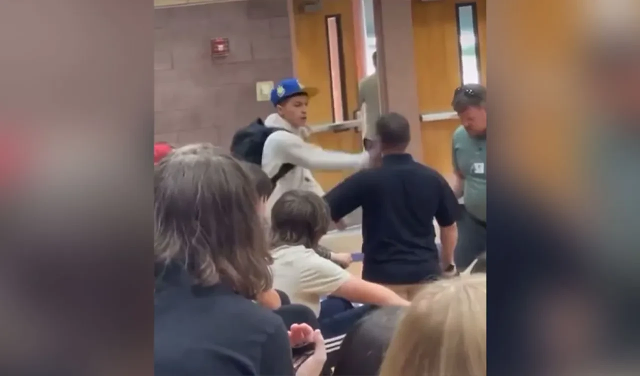 Öğretmenini herkesin içinde darp etti! Güvenlik böyle etkisiz hale getirdi