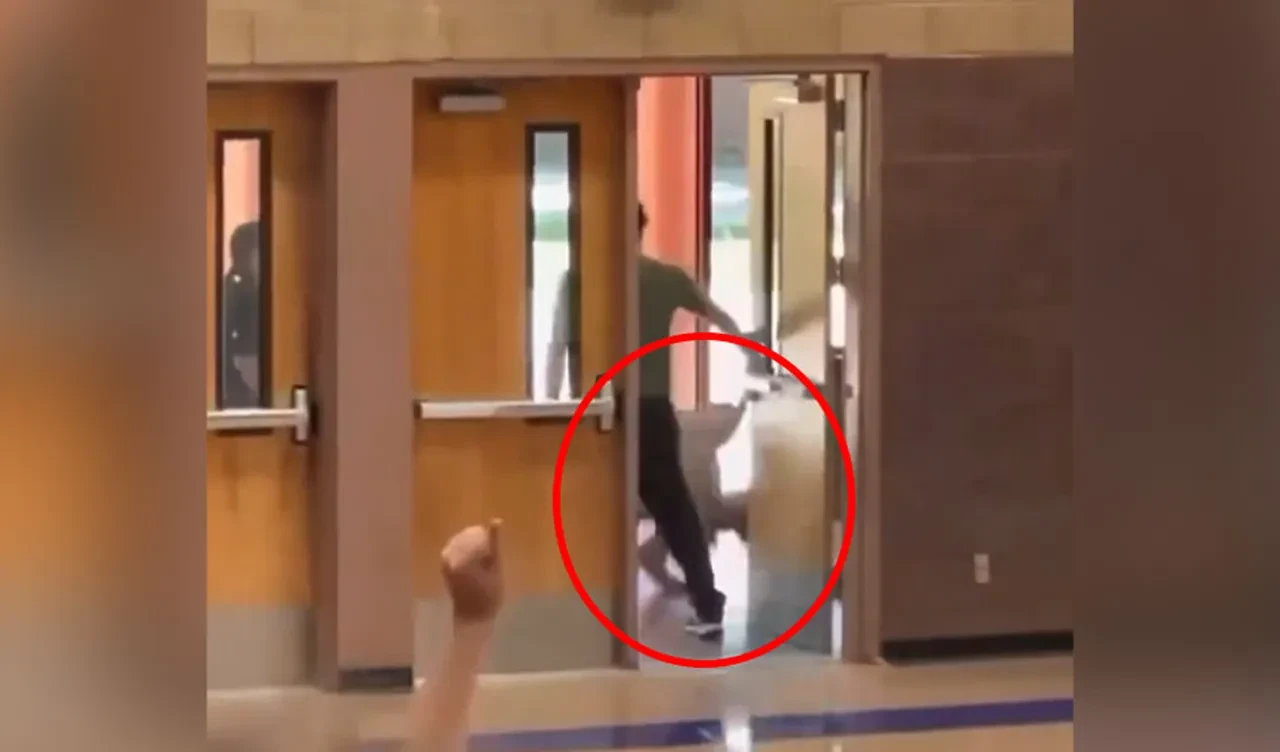 Öğretmenini herkesin içinde darp etti! Güvenlik böyle etkisiz hale getirdi