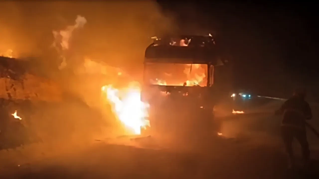Şanlıurfa'da otoyolda korku dolu anlar! Saman dolu tır ateş topuna döndü