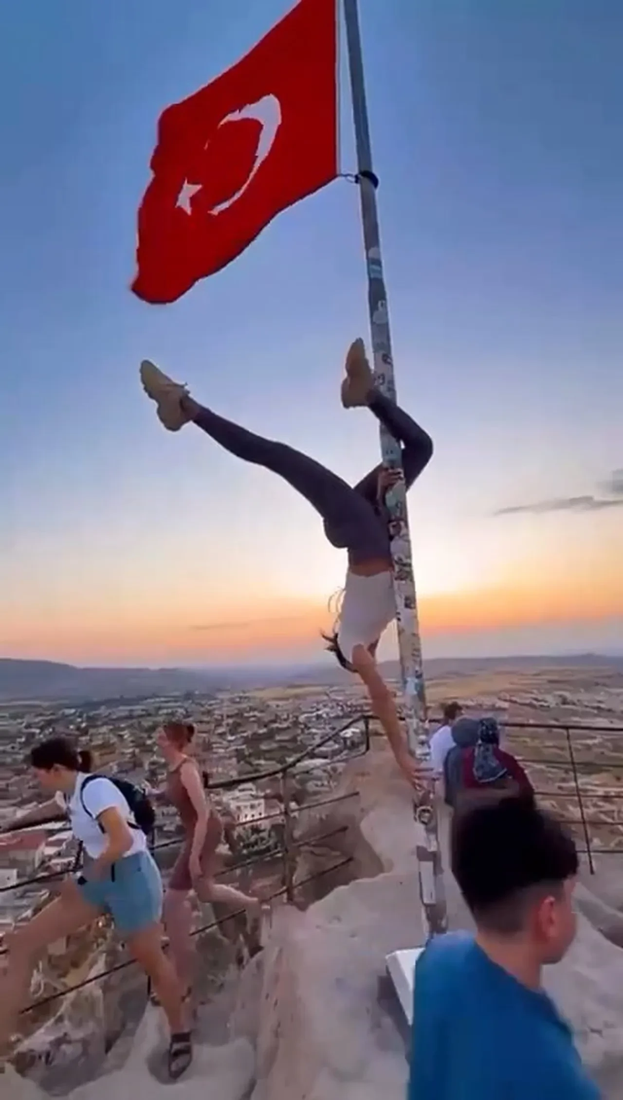 Türk bayrağında direk dansı tepki çekti! Görüntüler Valiliği harekete geçirdi