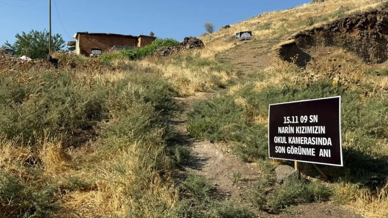 Türkiye'yi sarsan Narin Güran cinayetinde 1 yıl geride kaldı! Narin'in köyünde dikkat çeken yazılar