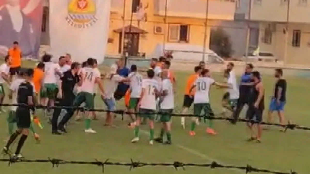 Yeşil saha karıştı! Futbolcular tekme tokat birbirine girdi