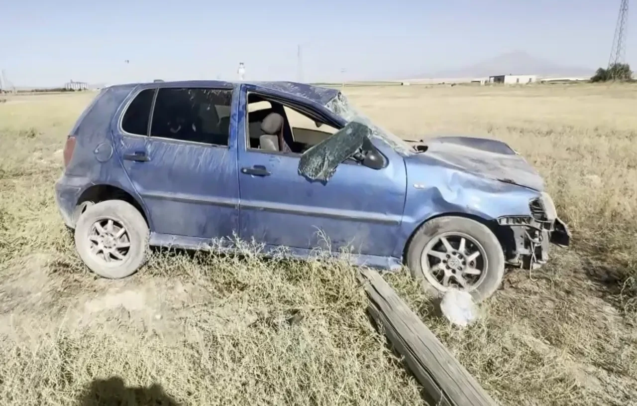 Araç hurdaya döndü, kazadan ufak sıyrıklarla kurtuldu