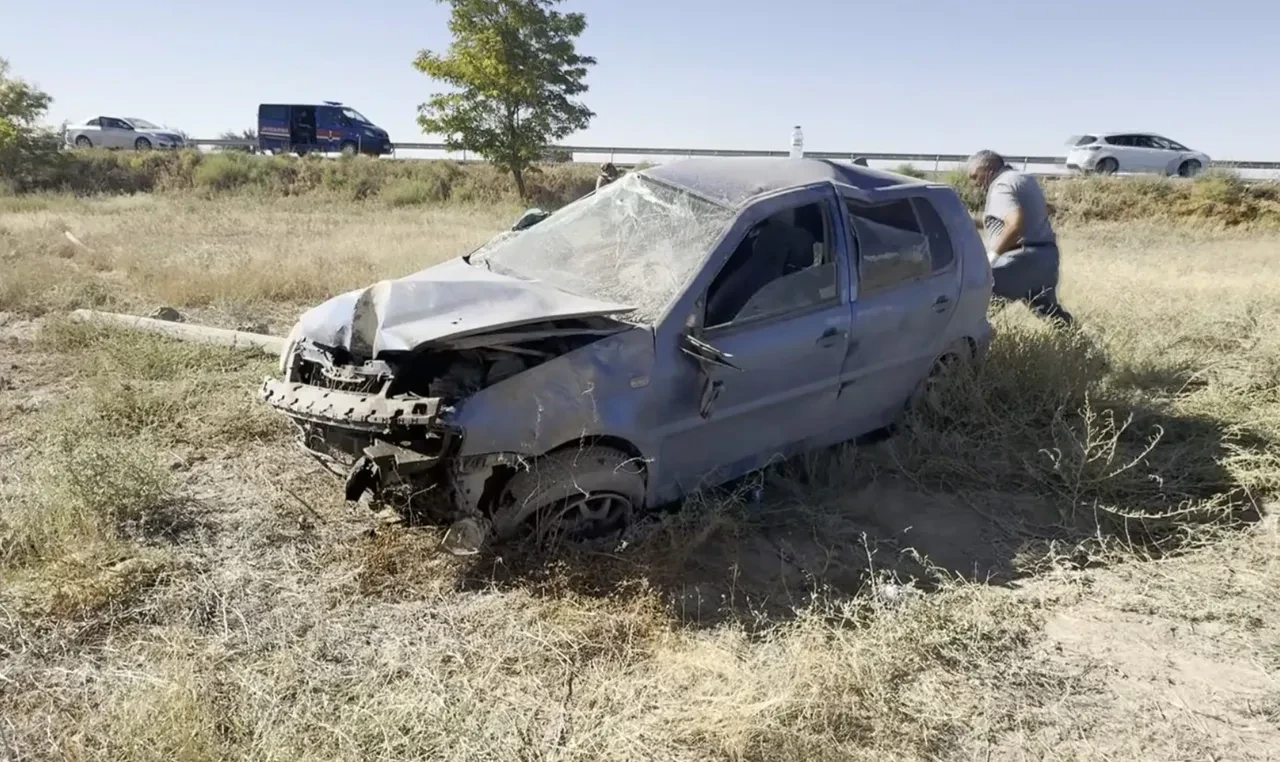 Araç hurdaya döndü, kazadan ufak sıyrıklarla kurtuldu