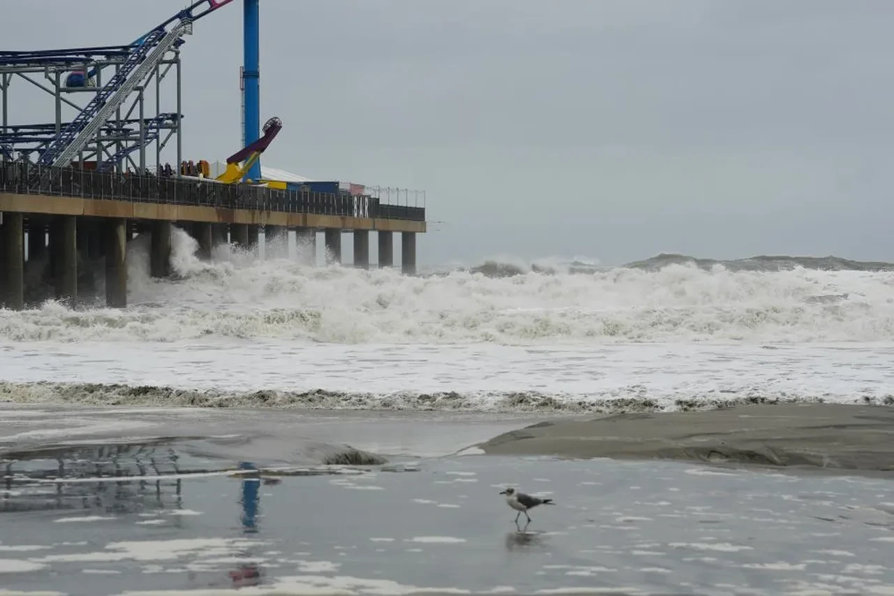 Atlantik kıyısında Erin Kasırgası alarmı: Devasa boyutlarıyla tehdit sürüyor