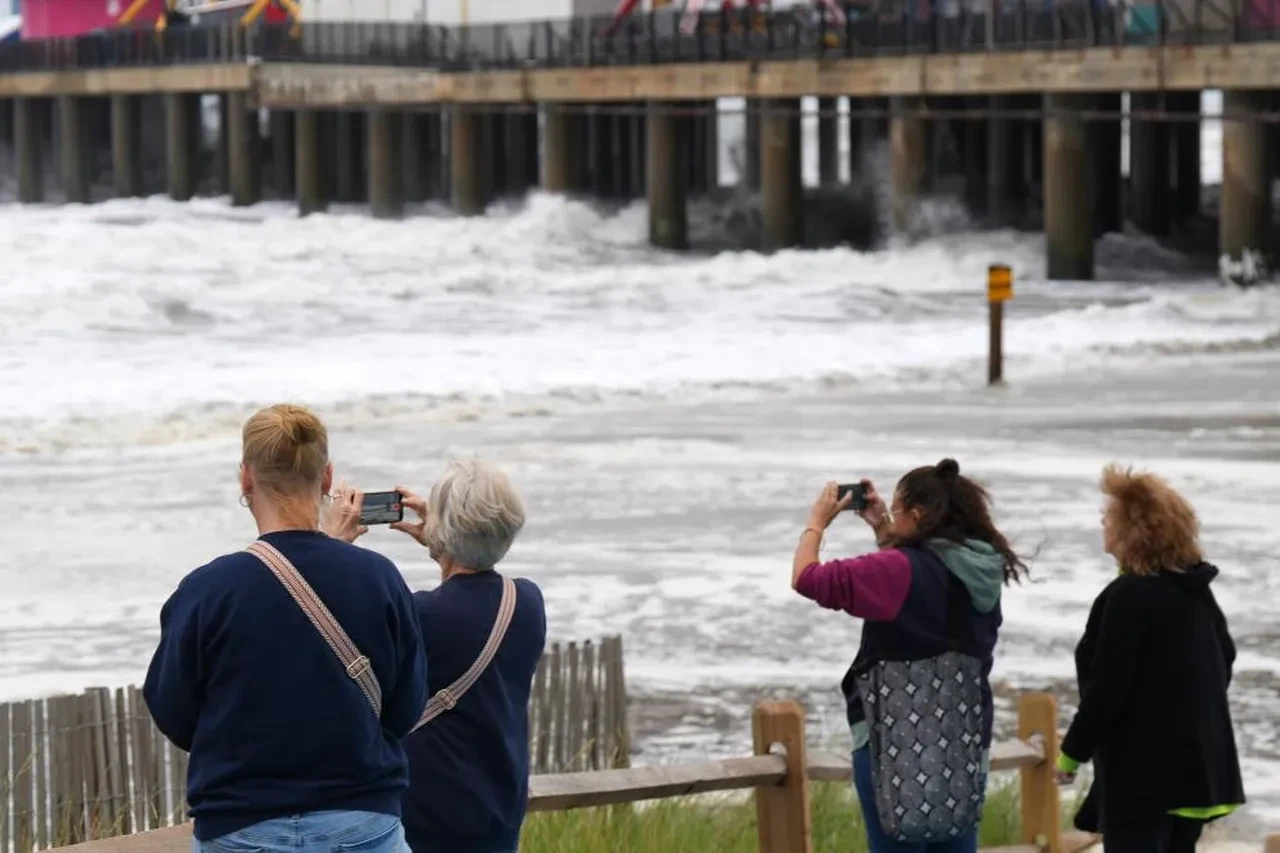 Atlantik kıyısında Erin Kasırgası alarmı: Devasa boyutlarıyla tehdit sürüyor