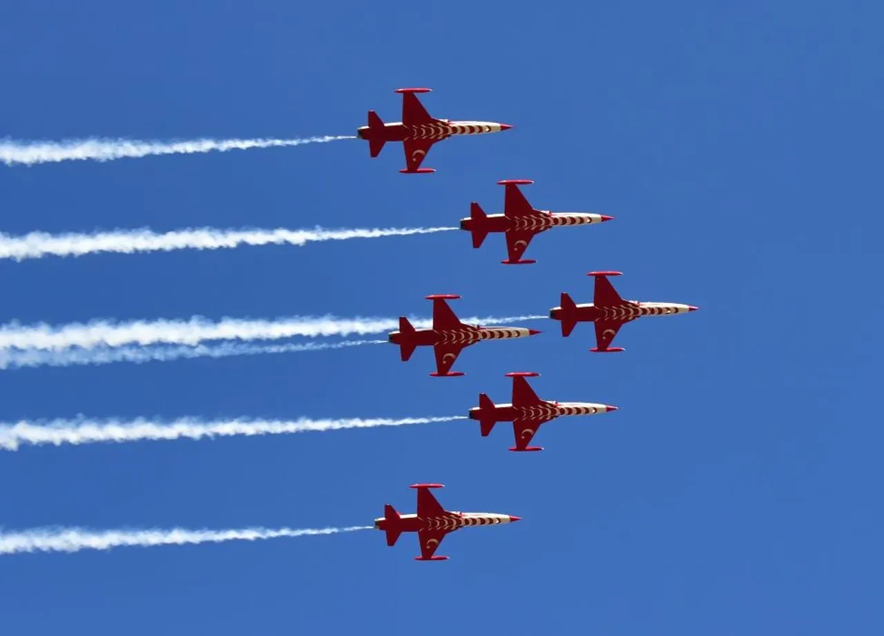 Bitlis'te Türk Yıldızları'nın gösterisi nefes kesti
