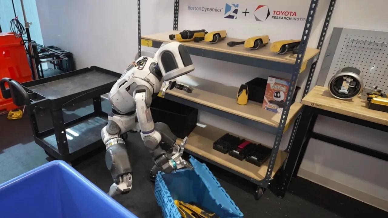 Boston Dynamics, odanızı tıpkı sizin gibi toplayabilen Atlas robotunu görücüye çıkardı