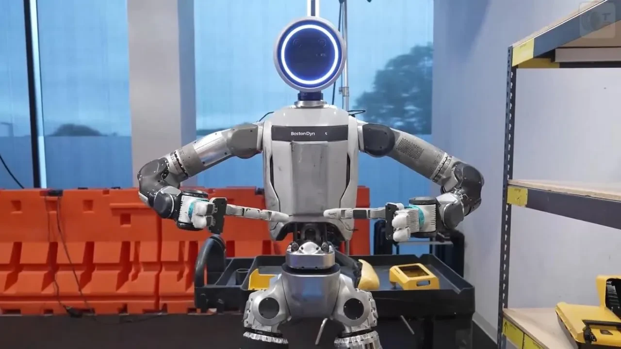 Boston Dynamics, odanızı tıpkı sizin gibi toplayabilen Atlas robotunu görücüye çıkardı