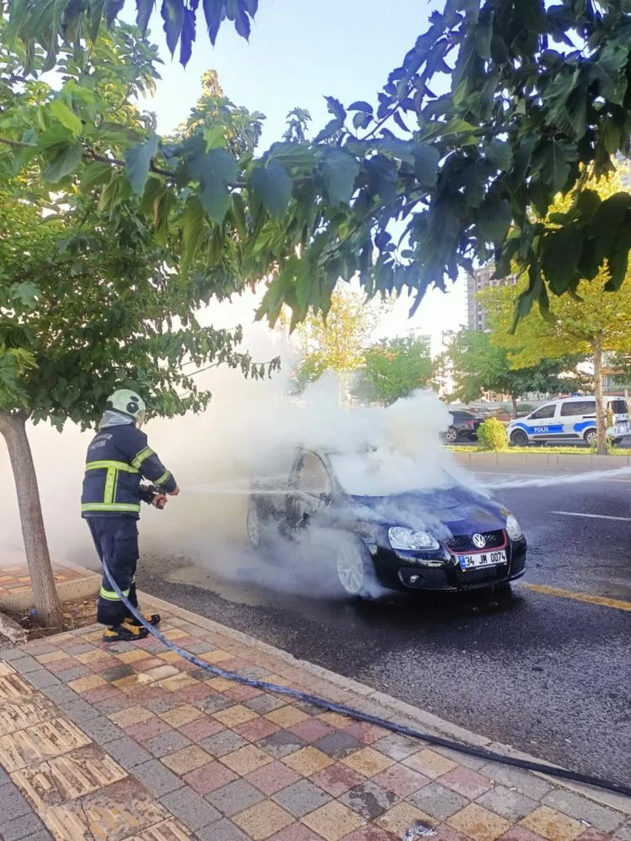 Diyarbakır'da silahlı çatışma: Otomobili ateşe verdiler!