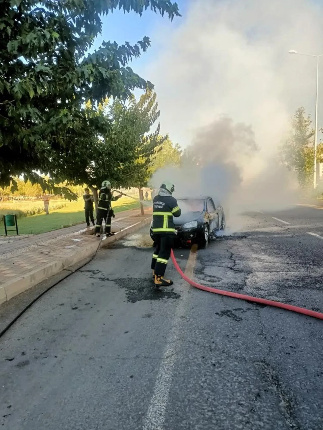 Diyarbakır'da silahlı çatışma: Otomobili ateşe verdiler!