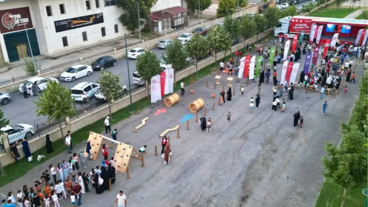 Muş'ta tarihi eğlence: Geleneksel oyunlar tırı çocuklarla buluştu