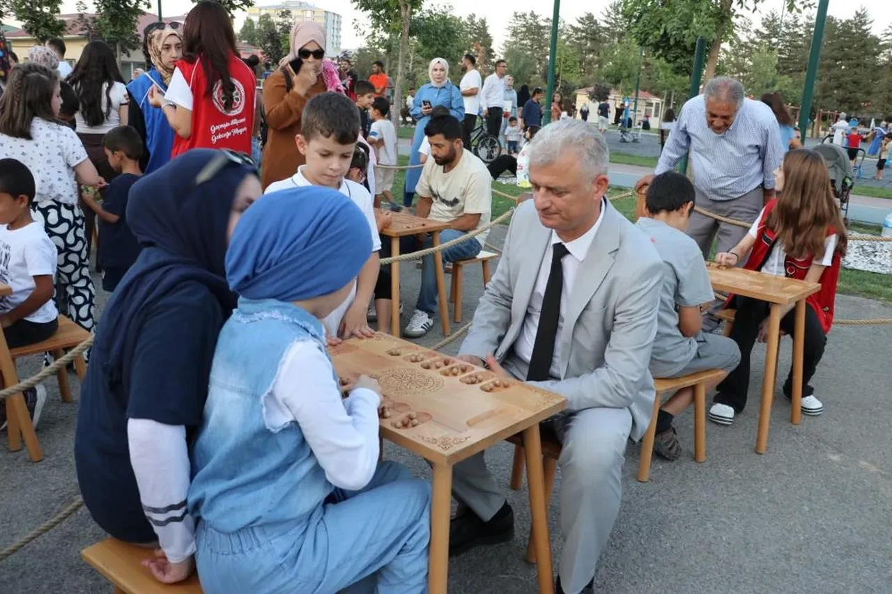 Muş'ta tarihi eğlence: Geleneksel oyunlar tırı çocuklarla buluştu