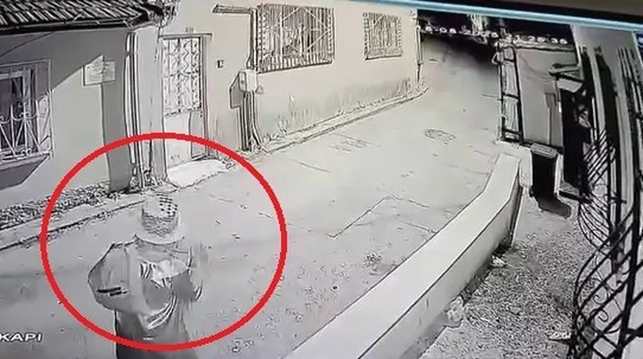 Palyaço dehşet saçtı! Çocukların üzerine bıçakla yürüdü: Korku dolu anlar kamerada