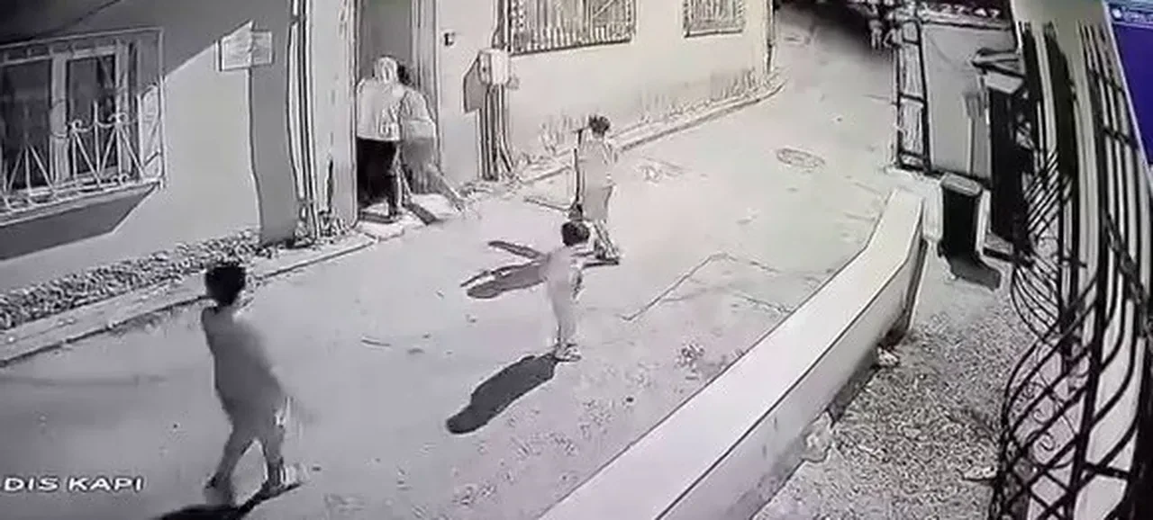 Palyaço dehşet saçtı! Çocukların üzerine bıçakla yürüdü: Korku dolu anlar kamerada