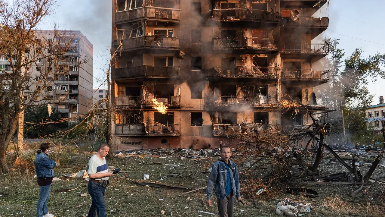 Rusya'dan Ukrayna'ya hava saldırısı! Yerleşim yeri alevlere teslim oldu