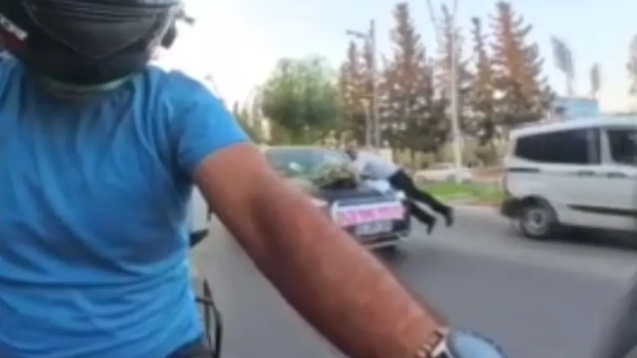 Akılalmaz anlar! Para için düğün arabasının üzerine atladı