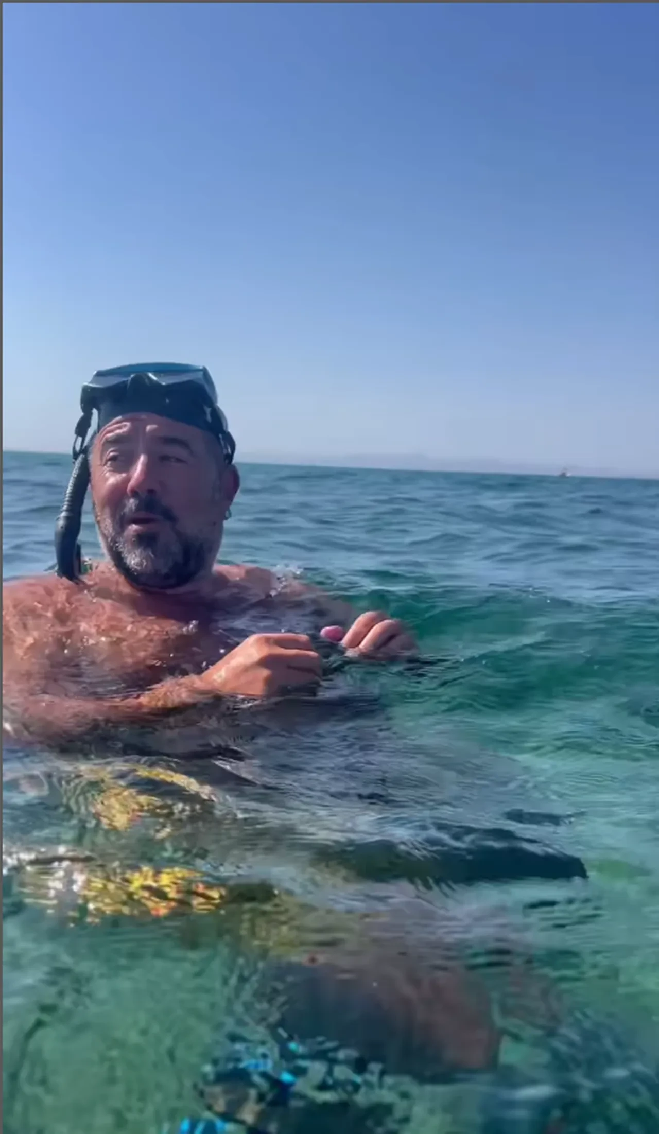 Ata Demirer'den deniz ortasında İlber Ortaylı taklidi