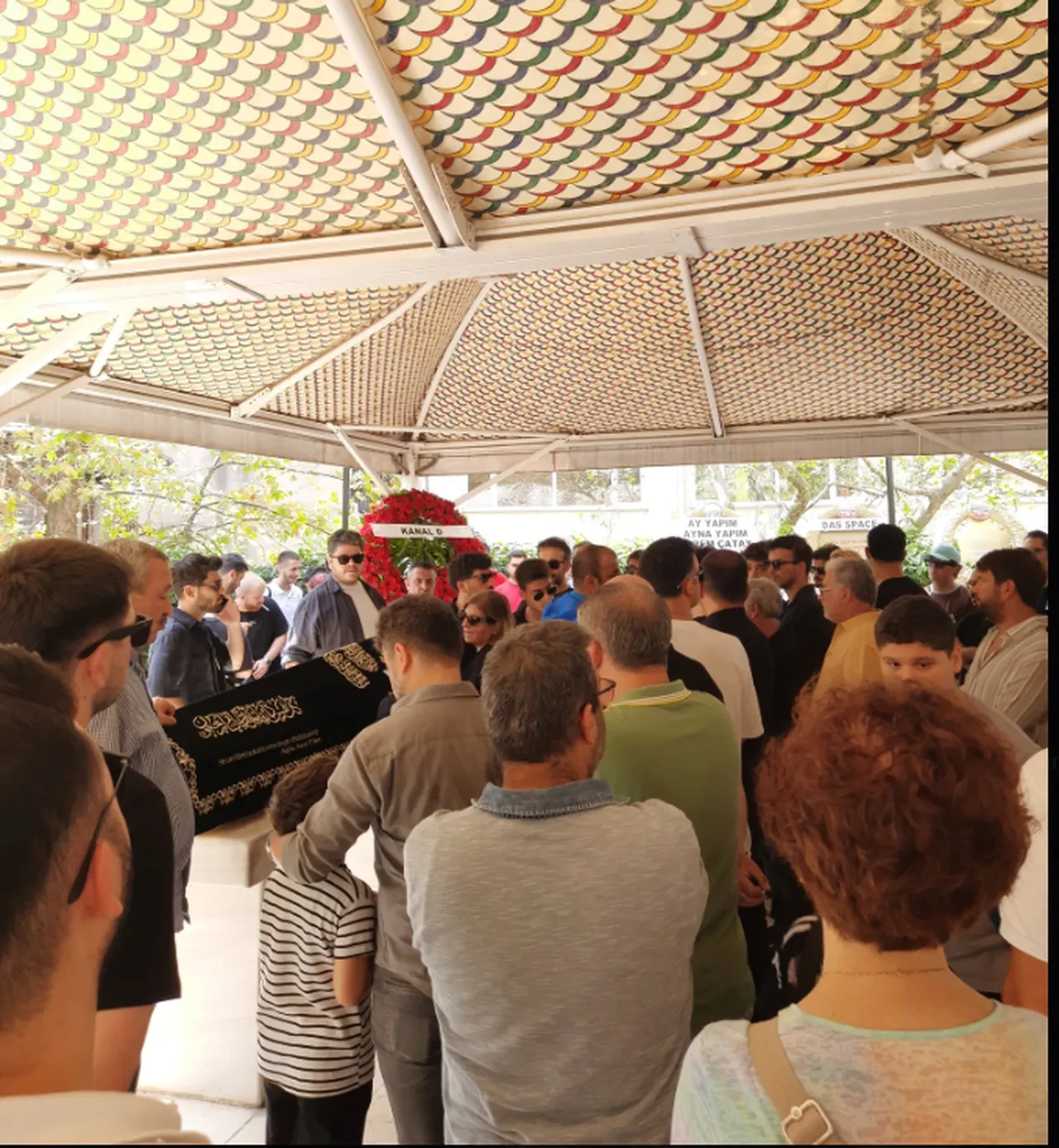 Atakan Özkaya'nın babası son yolculuğuna uğurlandı! Uzak Şehir ekibi destek olmak için toplandı