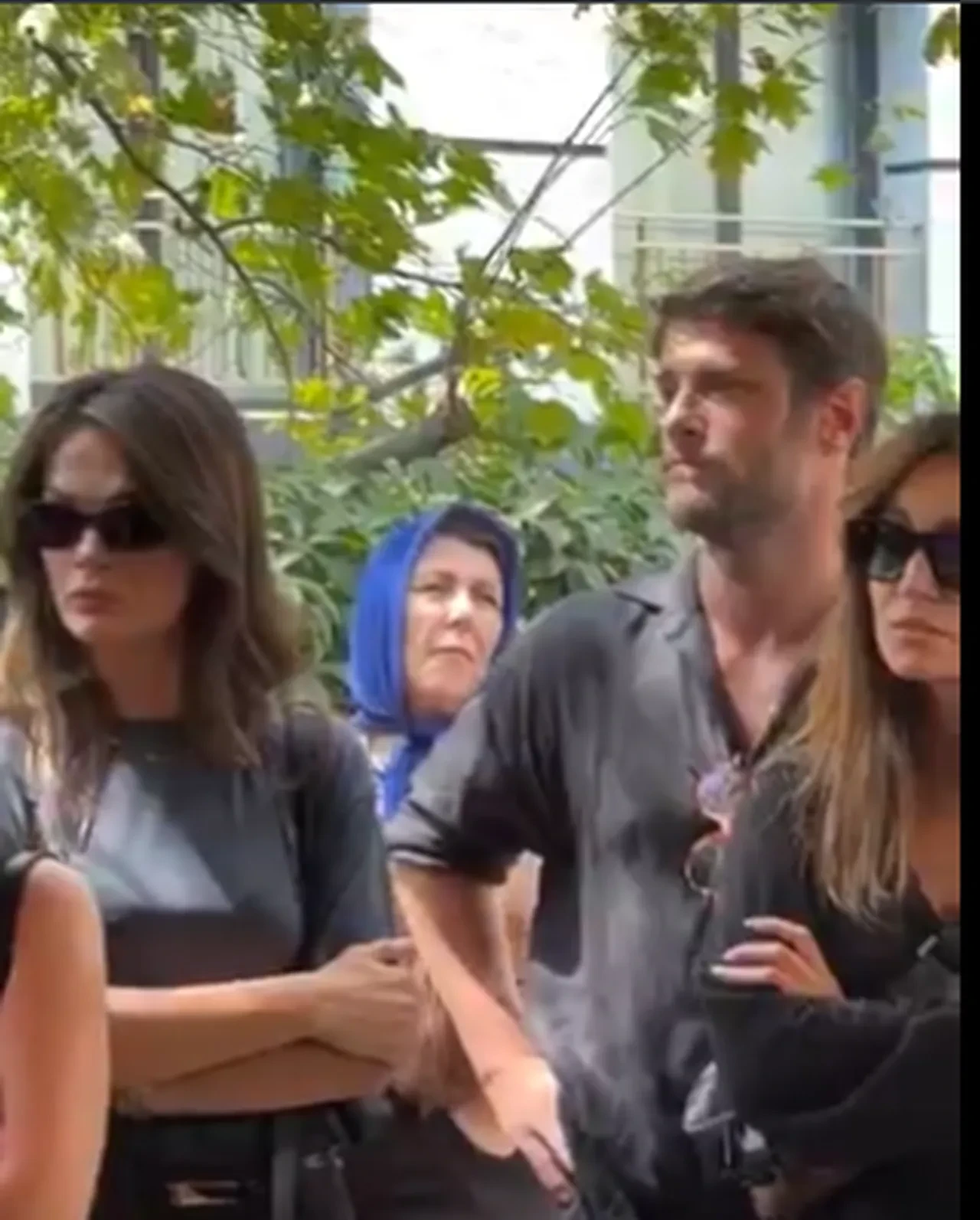 Atakan Özkaya'nın babası son yolculuğuna uğurlandı! Uzak Şehir ekibi destek olmak için toplandı