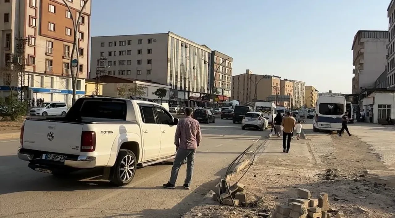 Çalışma sonrası Yüksekova'da toz çilesi: Esnaf ve vatandaş dertli!