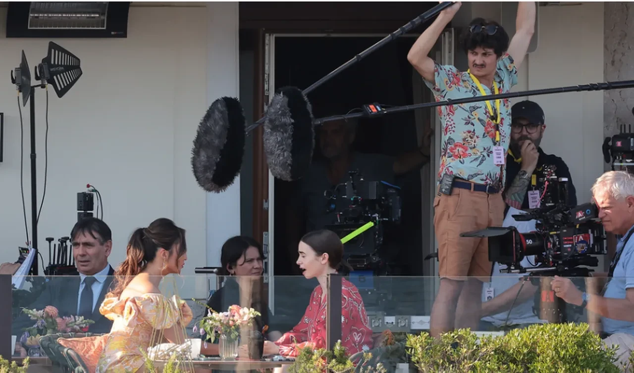 Emily in Paris dizisinin çekimlerinde yere yığıldı! Yardımcı yönetmen Diego Borella hayatını kaybetti 