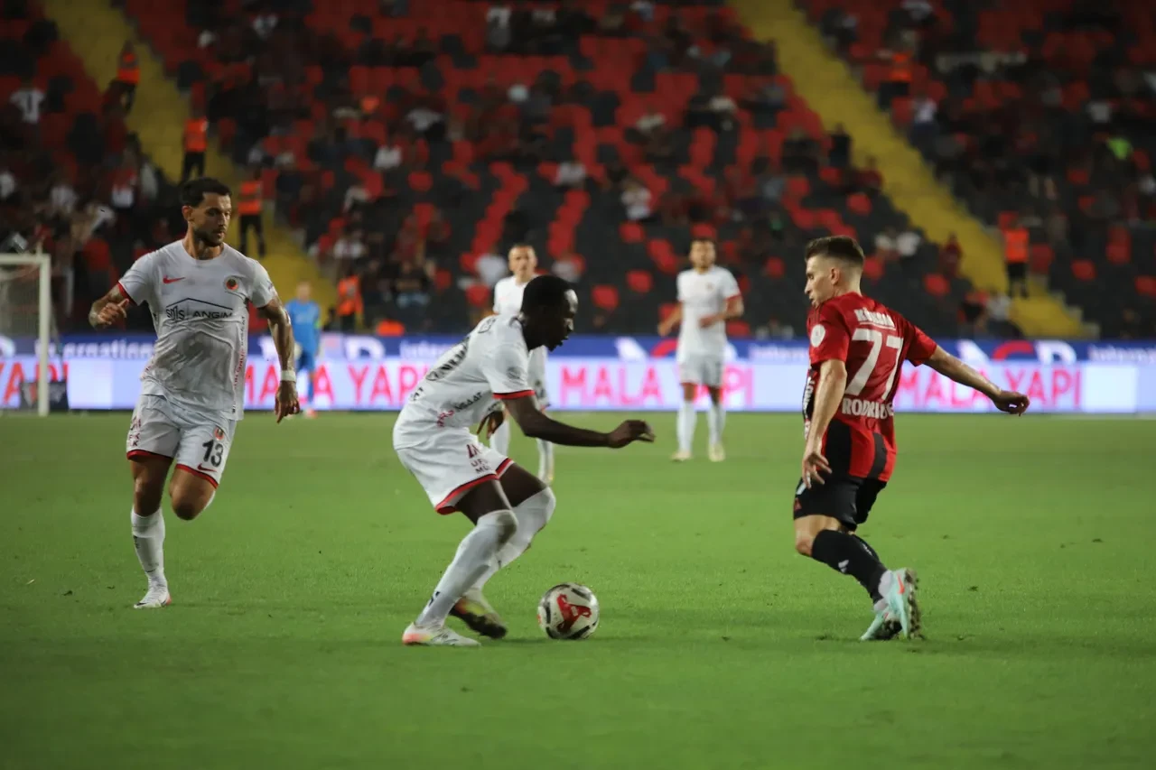 Gaziantep'te galibiyet sevinci! Gençlerbirliği'ni 2-1 mağlup etti