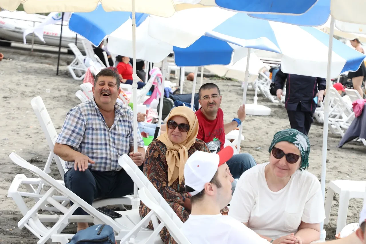 Hayatında ilk kez denizi gördü! Engelli bireylere anlamlı hediye
