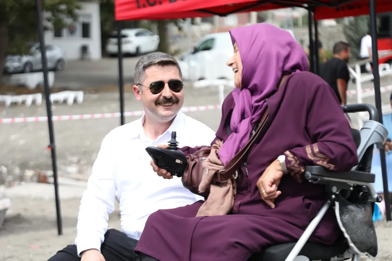 Hayatında ilk kez denizi gördü! Engelli bireylere anlamlı hediye