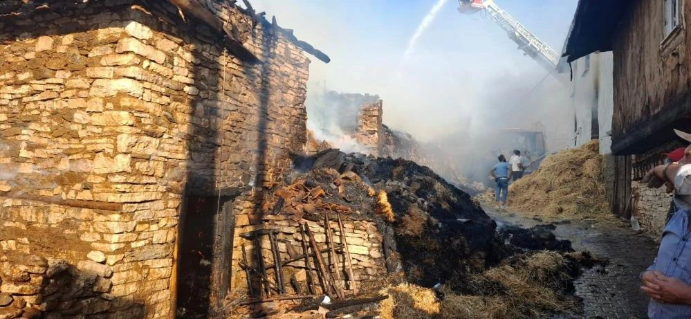 Kütahya Emet’te çıkan yangında 4 ev hasar gördü