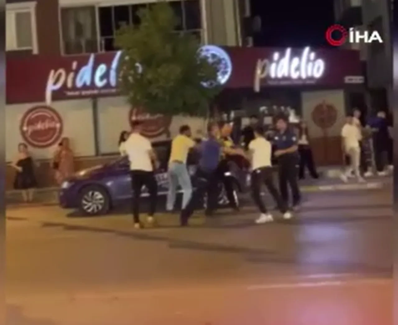 İzmir'de polise saldırı anı! İki şahıs tutuklandı