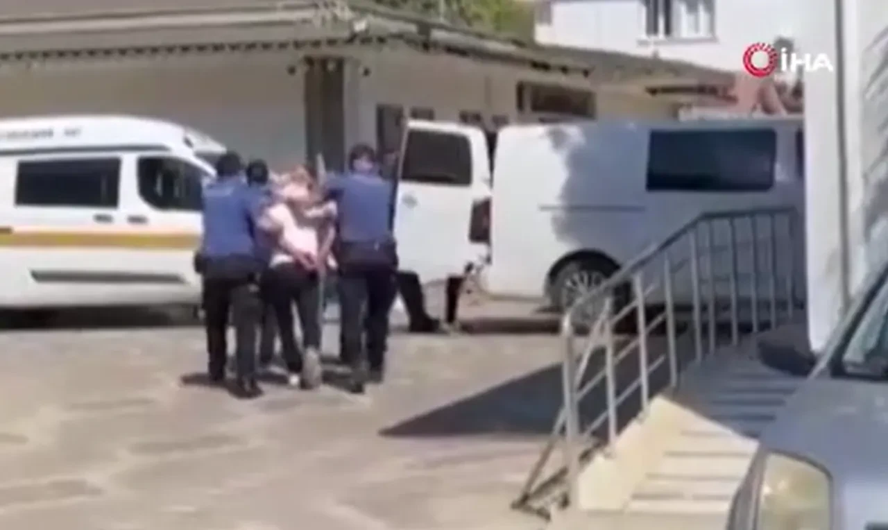 İzmir'de polise saldırı anı! İki şahıs tutuklandı
